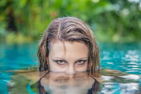 Portrait D Une Jolie Blonde Image Stock Image Du Luxe Poolside