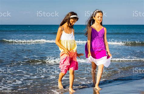 Foto De Duas Jovens Lindas Meninas Andando Em Um Vestido Na Praia E