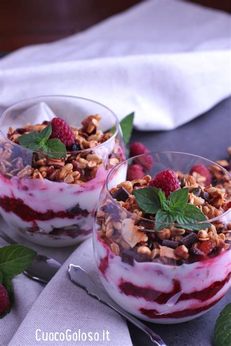 Coppa Con Crema Di Yogurt Lamponi Pestati E Granola