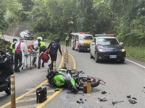 【情報】重機過彎車速快失控撞上小客車 騎士摔斷雙手 場外休憩區 哈啦板 巴哈姆特