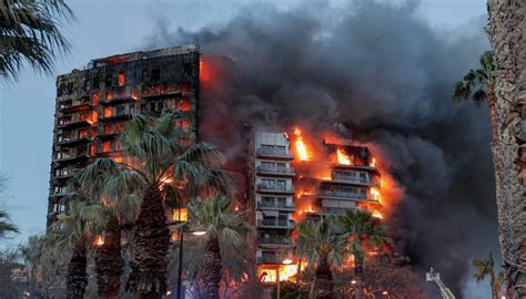 Maxi Incendio In Un Palazzo Di Piani A Valencia Intrappolati Dalle