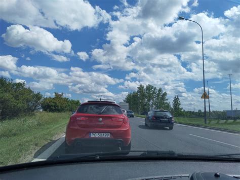 Kolizja Na Krzywoustego Samoch D Dostawczy Po Kolizji Wpad Do Rowu