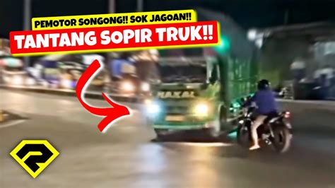 Pemotor Songong Tantang Sopir Truk Sambil Geber Motor Giliran