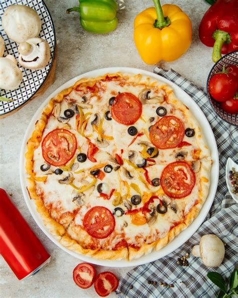 Free Photo Pizza With Tomato Olives And Bell Peppers