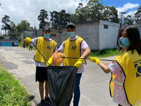 Jóvenes prestan servicio en la comunidad