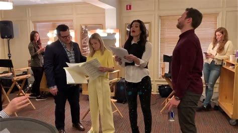 Idina Menzel Kristen Bell Josh Gad Jonathan Groff Rehearse Frozen 2s Some Things Never