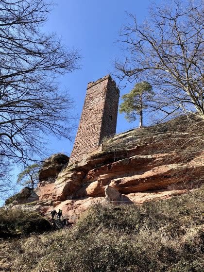 A faire Étangs châteaux forêts et falaises de grès au départ de l