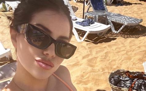 Wulpse Wanda Brengt Mertens En Co Hoofd Op Hol In Sexy Bikini Wow
