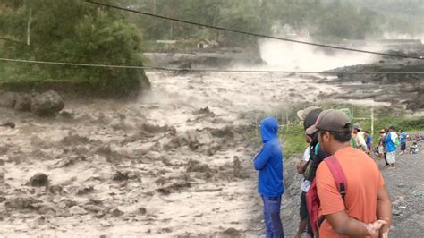 Ngeri Detik Detik Banjir Lahar Semeru Datang Bikin Warga Tambang