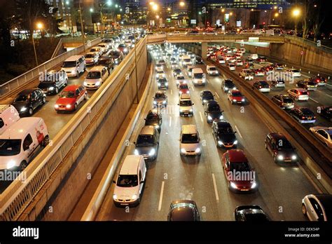 La pollution l embouteillage sur l autoroute périphérique parisien