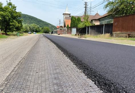 Ziua De Cluj Lucr Rile Pe Un Drum De Munte Din Cluj Se Apropie De