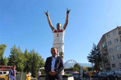 Bolu Belediye Ba Kan Tanju Zcan Merih Demiral N Heykelini Diktirdi