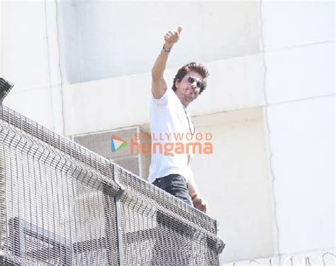 Photos Shah Rukh Khan Greets Fans Outside Mannat On Eid Shah Rukh