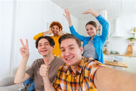 Feliz Estado De ánimo Funky Amigos Felices Hacen Selfie Hombre Tomando