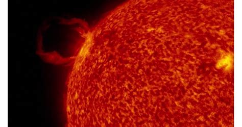 Китайски учени възпроизведоха характеристики на слънчево изригване в ...