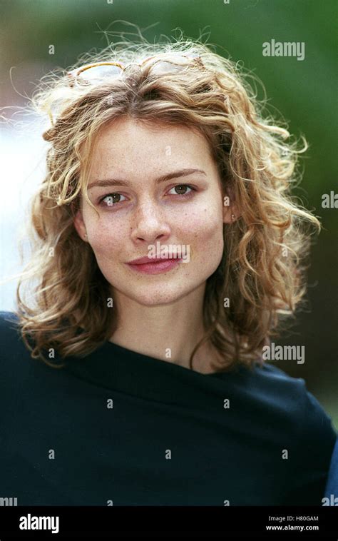 Saffron Burrows's Instagram, Twitter & Facebook on IDCrawl
