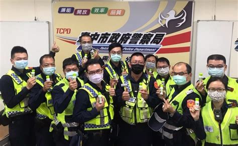 體恤員警執勤風險 霧峰警友顧問送450瓶酒精隨身瓶 社會 自由時報電子報