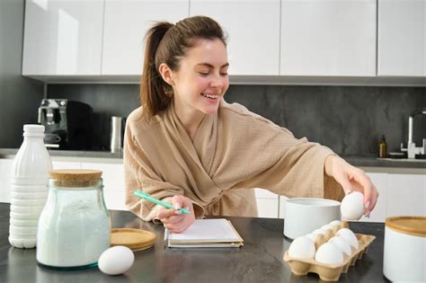 Uma Jovem Atraente E Alegre Assando Na Cozinha Fazendo Massa Segurando