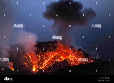 Der Stromboli Vulkan Mit Rauchwolke Fotos Und Bildmaterial In Hoher