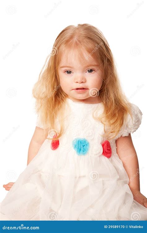 Niña bonita con el pelo rubio y los ojos azules