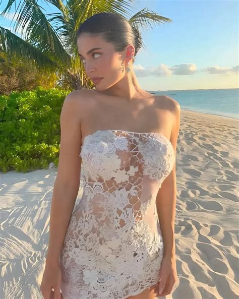 Kylie Jenner G Y S T V I Bikini H Ng Hi U B Nghi N Ng C P V Ng Ba Honghotshowbiz Net