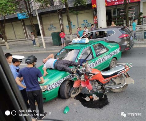 乾州发生车祸！一摩托车与出租车相撞，触目惊心！