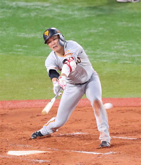 ＜d・巨24＞4回無死、チーム初安打を放つ坂本勇（撮影・木村 揚輔） ― スポニチ Sponichi Annex 野球