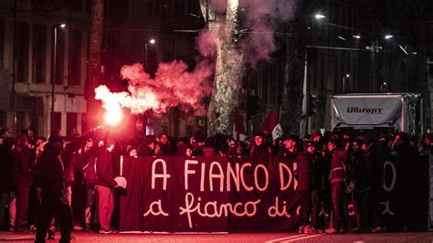 Cospito A Torino Centro Blindato Per Il Corteo Degli Anarchici La Stampa