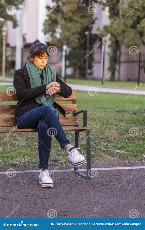 Mujer Latina Sentada En Un Banco Foto De Archivo Imagen De Asustado Ocasional 248949842