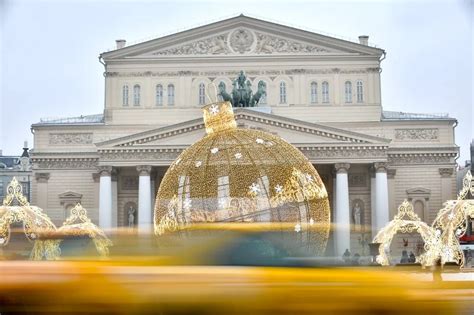 В Большом театре рабочего сцены придавило декорацией, он в больнице