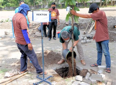 UII Lestarikan Bumi Melalui Aksi Tanam Pohon UII