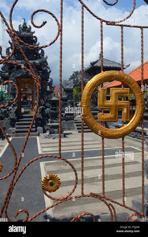 Tor mit Hakenkreuz als Swastika, Glueckssymbol im Hinduismus, Tempel ...