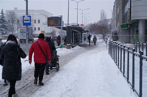 Zima W Kielcach Zasypane Chodniki Liskie Ulice Ha Dy Niegu Na