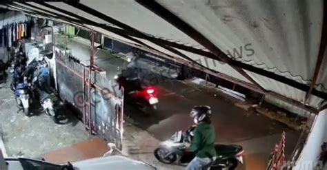 2 Maling Gasak Motor Di Cengkareng Aksinya Terekam CCTV Okezone