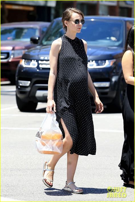 Pregnant Carey Mulligan Lunches in Beverly Hills - See Her Baby Bump ...