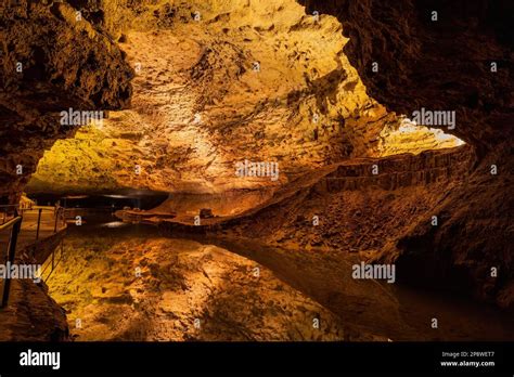 Interior view of the Meramec Caverns at Missouri Stock Photo - Alamy