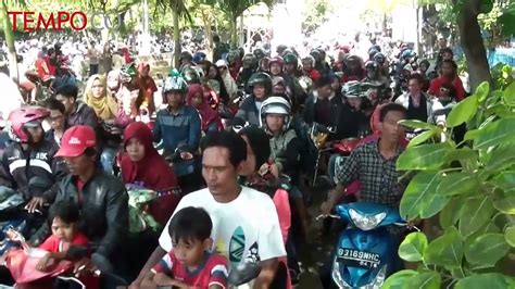 Libur Lebaran Ribuan Wisatawan Padati Pantai Tanjung Pasir Video