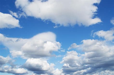 Nubes Mullidas En El Cielo Azul Foto Premium