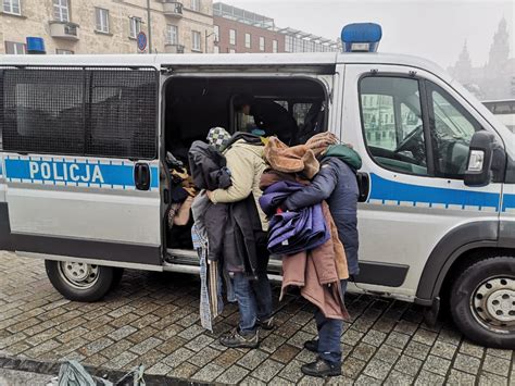 Krakowscy Policjanci Razem Z Wolontariuszami Pomagali Bezdomnym