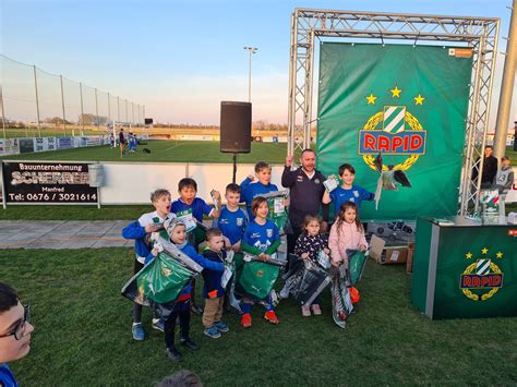 Grün weißer Fußball zu Besuch SK Rapid Wien war in Ebreichsdorf