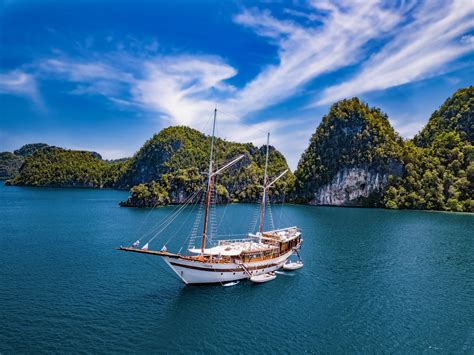 Tiare Yacht Luxury Cruise Liveaboard Indonesia