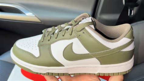 サイズ ヤフオク Nike WMNS Dunk Low Medium Olive 2 をしている