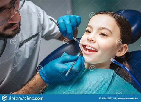 Corte A Opini O O Dentista Masculino Que Faz A Verifica O Acima Da