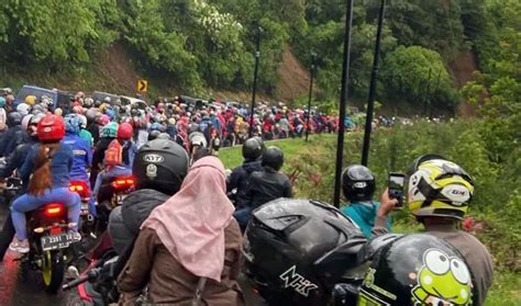 Jalan Subang Bandung Longsor Hingga Alami Kemacetan Panjang Ini