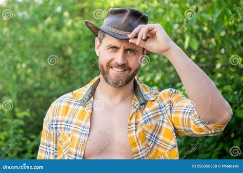 Feliz Hombre Occidental Con Sombrero De Vaquero Vaquero Del Oeste Con