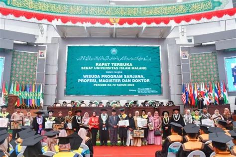 Gelar Wisuda Ke Rektor Unisma Ingatkan Lulusan Harus Kreatif Dan