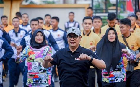 Jalan Sehat Dan Senam Bersama Warnai HUT Bhayangkara Ke 77 Di