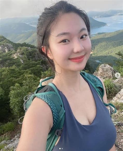 Bộ ảnh hot girl ngực khủng leo núi giống Băng Băng tỷ cư dân mạng cười nghiêng ngả Đúng là