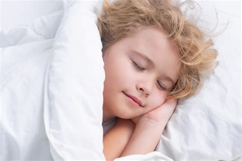 Niño disfrutando de dulces sueños niño pequeño durmiendo en la cama