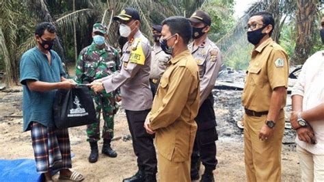 Kapolres Lhokseumawe Serahkan Bantuan Untuk Korban Kebakaran Di Simpang